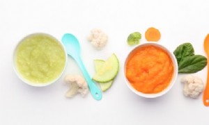 Wann kann mein Baby anfangen, feste Nahrung zu sich zu nehmen? 