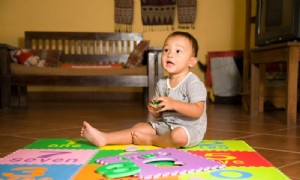 Soziale und emotionale Entwicklung von Babys von 9-12 Monaten