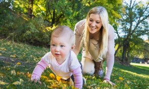 Körperliche Entwicklung von Babys von 9-12 Monaten 