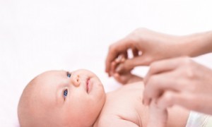 Flache Stellen am Kopf von Babys verstehen 