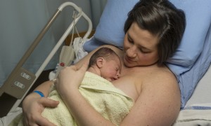 Ein Video über Stillen und Haut-zu-Haut-Kontakt