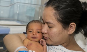 Ein Video über Hinweise und Verhaltensweisen beim Füttern von Babys