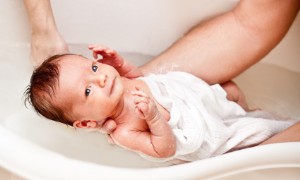 Baden und Hautpflege für Neugeborene