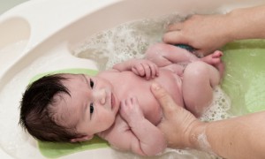 Pflege des Nabelschnurbereichs Ihres Babys 