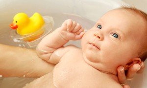 Pflege der Haut und Nägel Ihres Babys 