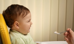 Was tun, wenn Kleinkinder sich weigern zu essen 