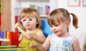 Lernen durch Spielen mit Kleinkindern 