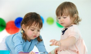 Soziale und emotionale Entwicklung von Kleinkindern von 18 bis 24 Monaten 