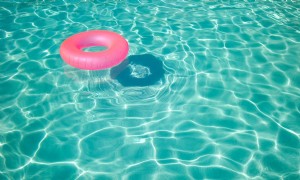 Sicherheit für Kleinkinder in der Nähe von Schwimmbädern und Teichen 