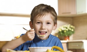 Bringen Sie Ihr Kind zum Frühstück 