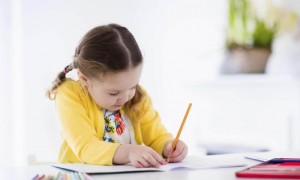 5 unterhaltsame Möglichkeiten für Kinder, ihren Namen zu schreiben 