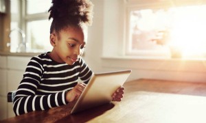 AAP sagt, dass interaktive Bildschirmzeit für Kinder gesund sein kann 