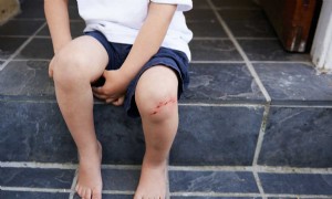 Erste Hilfe bei Kratzern, Schnitten, Beulen und Prellungen 