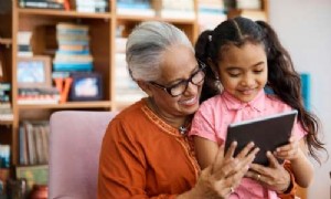 Kinder verbringen die Hälfte ihrer Zeit mit den Großeltern vor einem Bildschirm 