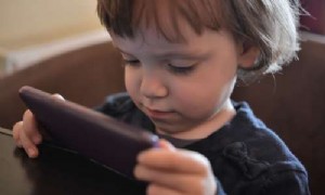 Ich gebe meinen Kindern ein iPad oder Telefon in Restaurants und ich schäme mich nicht