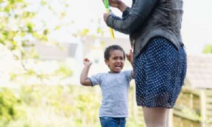 Wie Sie Ihrem Kind während eines Zusammenbruchs oder Wutanfalls helfen können 