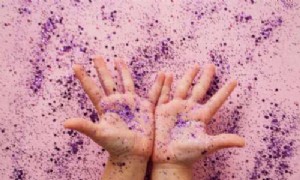 Funkelnde Keime:Verwenden Sie Glitzer, um Ihren Kindern das Händewaschen beizubringen 