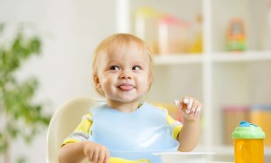 Zweijährige weigert sich zu essen