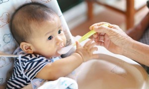 Wann dürfen Babys Müsli essen? (Und wie man andere feste Lebensmittel einführt) 