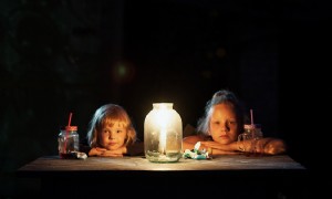 Mama sagt, bei Kerzenlicht zu leben ist der Trick, um Kinder zum Einschlafen zu bringen 