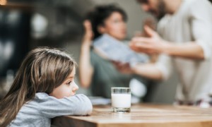 Vor Kindern streiten:So lösen Sie Konflikte mit Ihrem Partner effektiver 