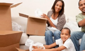 So finden Sie ein Kindermädchen, wenn Sie umziehen 