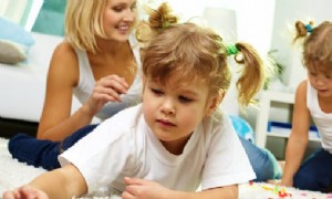 Wie man ein Kindermädchen für Zwillinge anstellt 