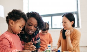 Was ist eine Tagespflege zu Hause und was kostet sie mich? 