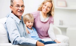 Die Sandwich-Generation-Lösung:Tagespflege für Kinder und Senioren 