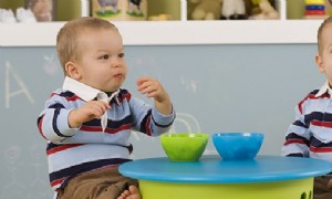 Wie man für Zwillinge babysittet 