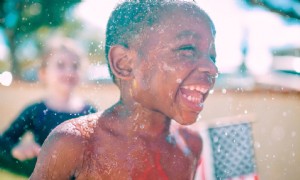 Wie Alleinerziehende die Herausforderungen der Kinderbetreuung im Sommer meistern 