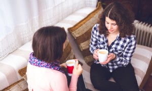 Schwierige Gespräche:Wie Sie mit Ihrem Kindermädchen durch 4 häufige, aber schwierige Situationen navigieren 