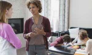 3 Gründe, warum Sie Ihr Kindermädchen vielleicht gehen lassen sollten – und wie Sie es anmutig tun 