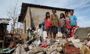 Kindern nach einer Katastrophe helfen – Wie Eltern Kindern helfen können, mit der Tragödie fertig zu werden 