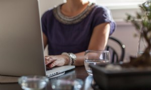 Jobportal oder Agentur? So entscheiden Sie, wo Sie Ihr Kindermädchen finden 