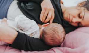 Wie man Muttermilch während eines Stromausfalls schützt und abpumpt 