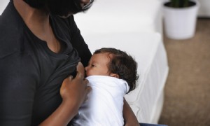 5 Möglichkeiten, wie stillende Mütter und ihre Bezugspersonen für das Baby zusammenarbeiten können 