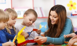 8 Babysitter-Aktivitäten, die so viel Spaß machen, dass die Kinder ihre Eltern nicht vermissen 