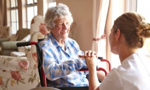 Was Sie brauchen, um Altenpfleger zu werden 