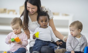 4 Fragen, die Ihnen helfen, einen Babysitter zu finden, den Sie lieben