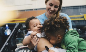 Wie man sich um Kinder unterschiedlichen Alters kümmert und alle glücklich macht 