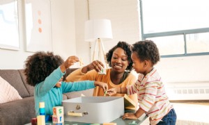 Hier erfahren Sie, wann Babysitter einen Vertrag abschließen müssen und was darin enthalten ist 