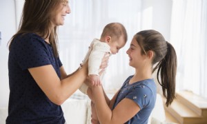 Die Checkliste für den ersten Tag, wenn Sie zum ersten Mal einen Babysitter haben 