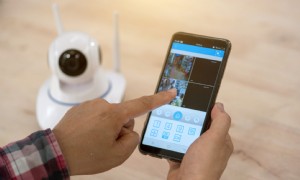 Nanny-Kameras:Was Eltern wissen müssen, bevor sie eine Heimüberwachungskamera installieren 