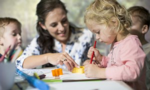 So bekommt man einen Job in der Tagespflege 