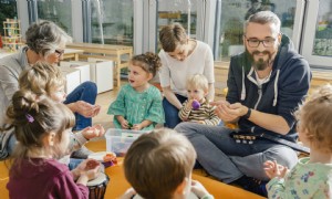 Tagespflege zu Hause vs. Kindertagesstätte:Was ist der Unterschied? 