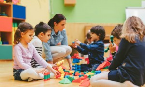 Kostenlose Vorschule:Wie ist der Stand der universellen Pre-K-Programme und wer kann davon profitieren? 