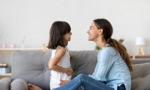 Babysitting-Tipps:So beginnen Sie Gespräche mit Kindern 