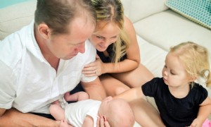 6 Möglichkeiten, Ihr älteres Kind auf Baby Nr. 2 vorzubereiten