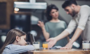 Wie man während der Scheidung das beste Kindermädchen oder der beste Sitter für eine Familie ist